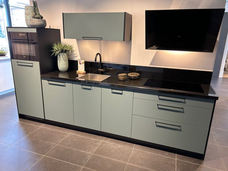Hoekkeuken in aquamarijn | Showroom Capelle | Eigenhuis Keukens