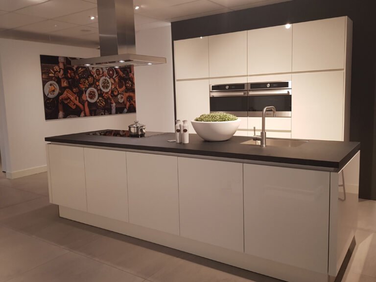 Witte hoogglans eiland keuken | Showroomkeuken | Eigenhuis Keukens